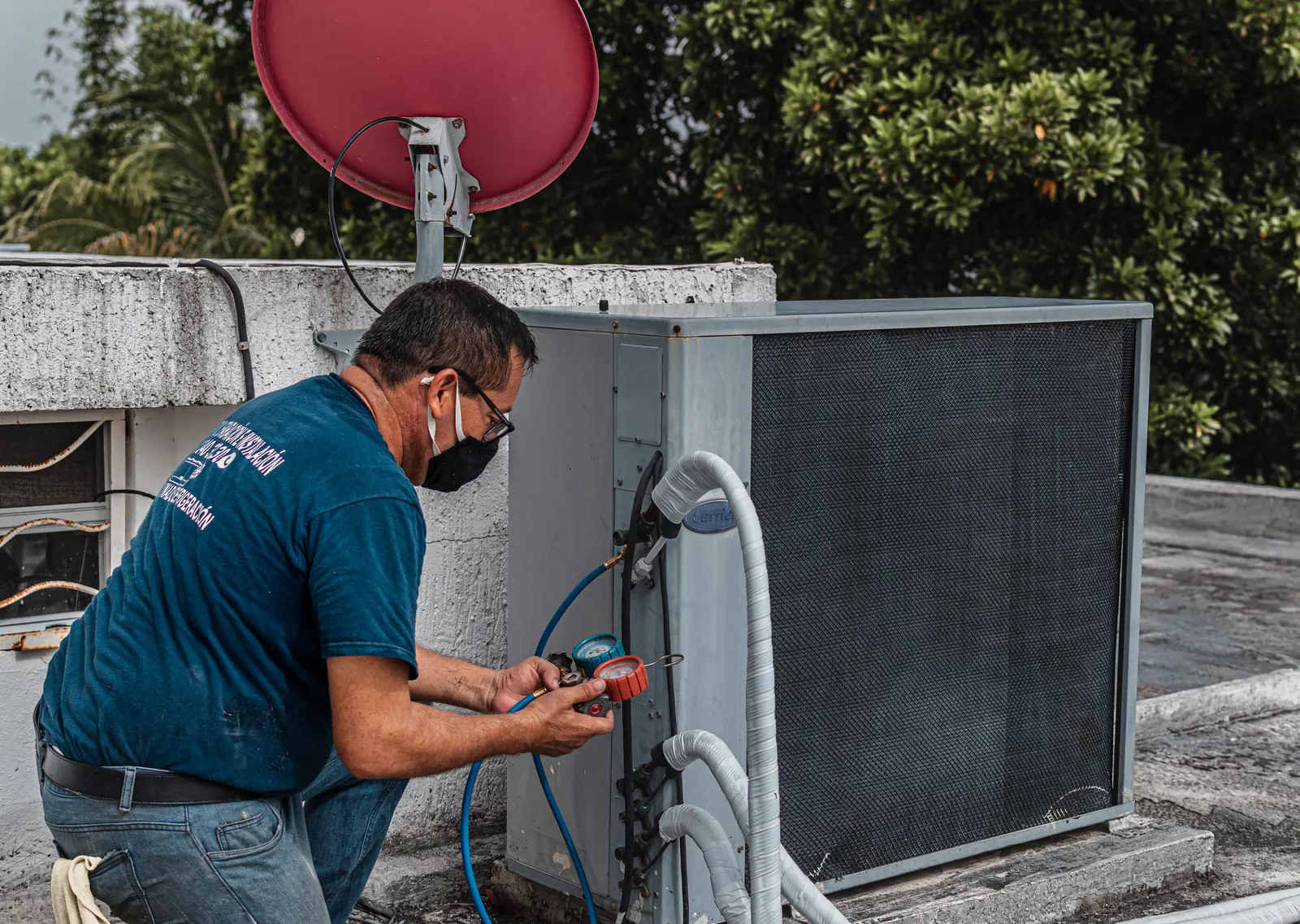 Air conditioner gas pressure inspection